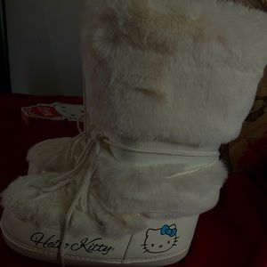 HELLO KITTY x F21 MOON BOOTS! SiZE 8! NEW WITH TAGS.